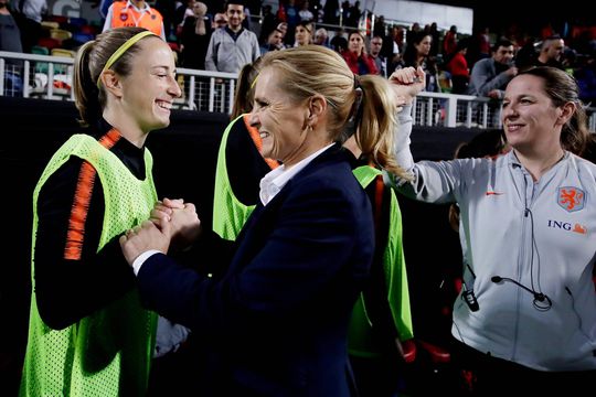 Wiegman ziet Oranjeleeuwinnen dik winnen: 'Team verdient groot compliment'