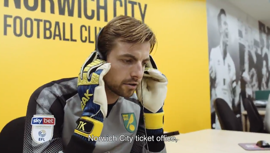 Tim Krul moet in volledig keeperstenue Norwich-fans helpen tickets te kopen (video)
