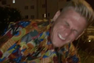 🎥 | Voetballer zeikt en poept op motorkap auto, club niet blij: 'Onacceptabel'