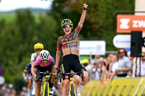 Marianne Vos rijdt zichzelf naar winst én gele trui in etappe vol valpartijen
