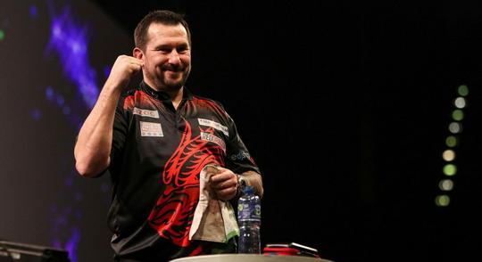 Jonny Clayton wint speelronde 8 in Premier League, Michael van Gerwen blijft koploper