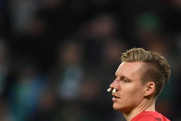 Bayer-keeper Leno bikkelt door na forse trap op neus (video)