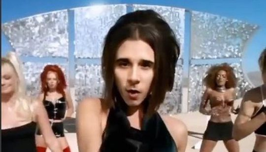 Brooklyn Beckham lacht zich rot na Face Swap met Spice Girls, inclusief moeder Victoria