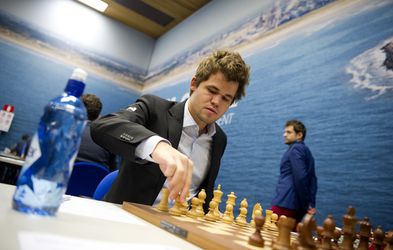 Wereldkampioen Carlsen herstelt zich met zege op Van Wely