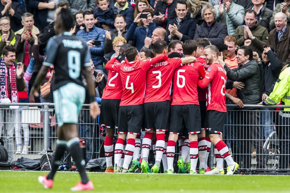 PSV wint topper en schiet titeldroom Ajax aan diggelen