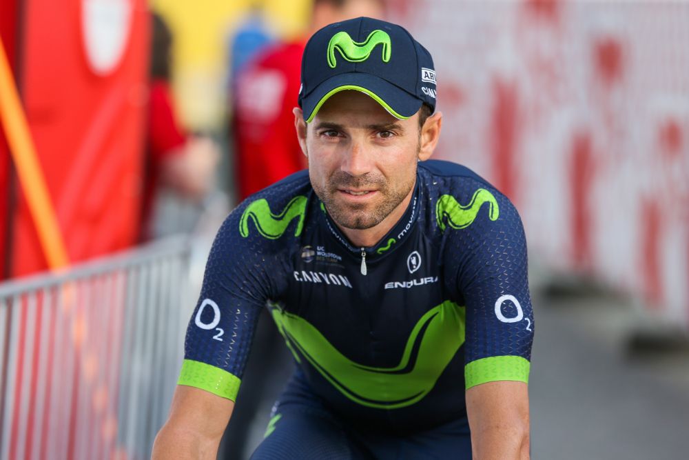 Valverde valt en botst hard in de hekken: einde Tour de France (video)