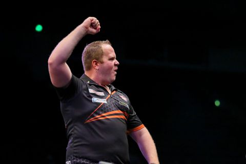 EPISCH! Dirk van Duijvenbode wint nipt van Searle in een van zijn beste tv-matches ooit