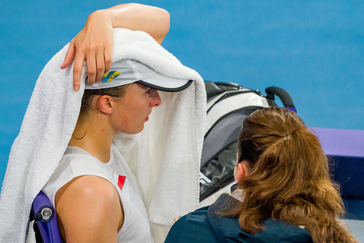 Iga Swiatek in tranen: blessure nekt nummer 1 van de wereld in aanloop naar Australian Open