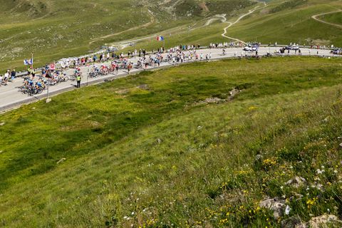 Pogacar kan opgelucht ademhalen in gele trui: peloton loopt extreme Spaanse warmte mis