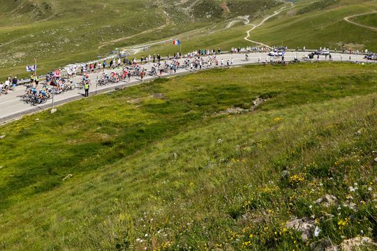 Pogacar kan opgelucht ademhalen in gele trui: peloton loopt extreme Spaanse warmte mis
