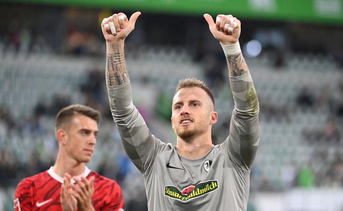 Mark Flekken mag met Freiburg dromen van Champions League na zege op Leverkusen