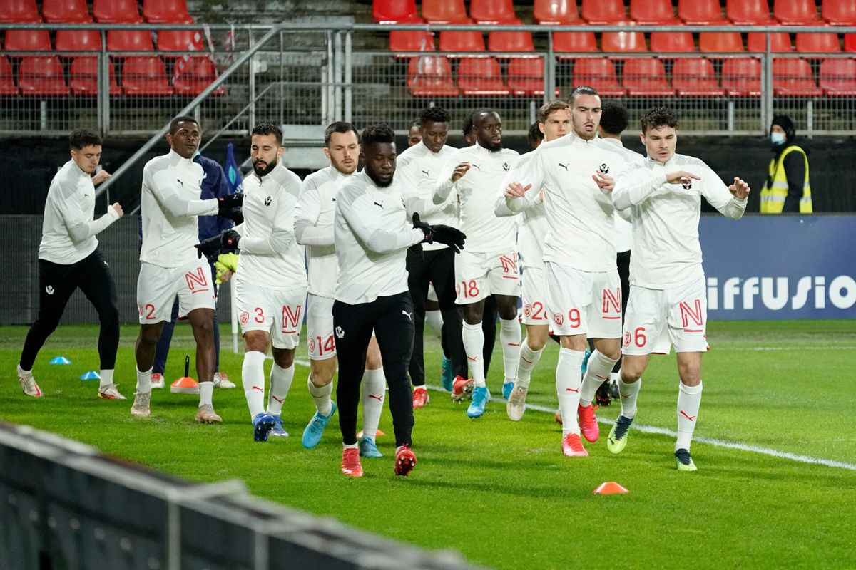 😂 | Franse trainer stuurt zijn team 's nachts het trainingsveld op na nederlaag en busrit van 4 uur