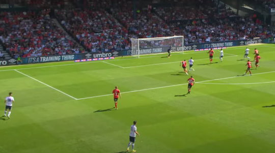 🎥 | Preston-speler Potts beslist duel met Luton op Van Basten-achtige wijze