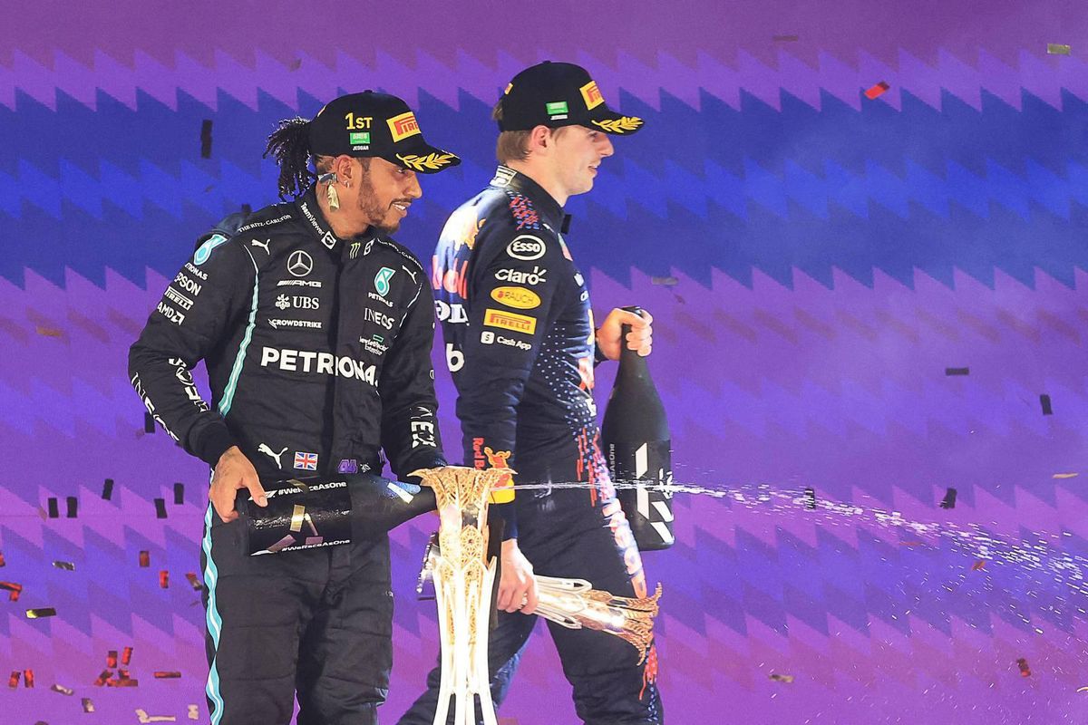 Lewis Hamilton over mogelijke crash met Max Verstappen: 'Ik geef geen ruimte aan dat soort gedachten'