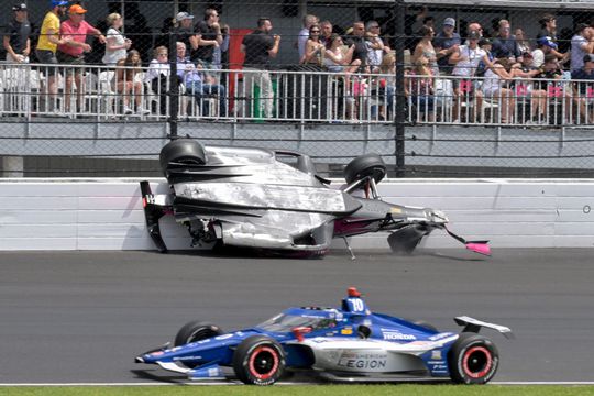 Vrouw die rondvliegende IndyCar-band op haar auto kreeg, ontvangt een goedmakertje