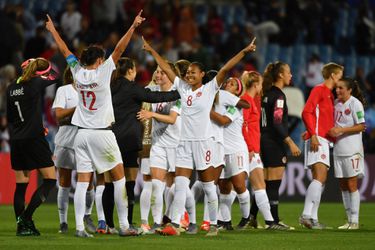 Canadese voetbalvrouwen gaan helemaal los in bus met: 'Man, I feel like a woman' (video)