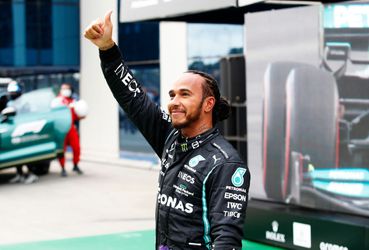 Lewis Hamilton wacht inhaalrace in Turkije: 'Interessant, hopelijk komt er nog wat regen'