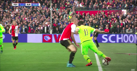 🎥 | Ajax scoorde al eens eerder een 'over de zijlijn-goal' in een topper in de Eredivisie