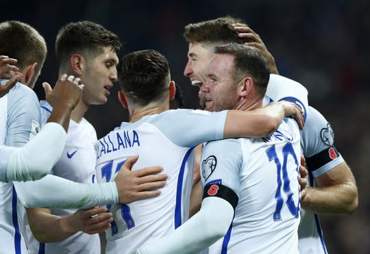 Engeland wint door drie kopgoals van Schotten