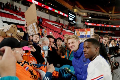 Frenkie de Jong en Tyrell Malacia spelen op oudejaarsdag, Memphis en Van de Beek op de bank