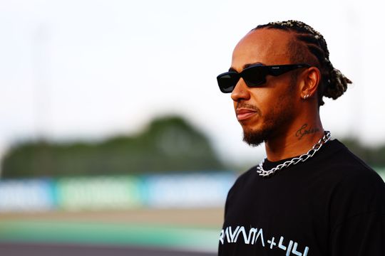 📸 | Flitsend! Lewis Hamilton heeft een Limited-Edition-helm op bij de GP van Japan