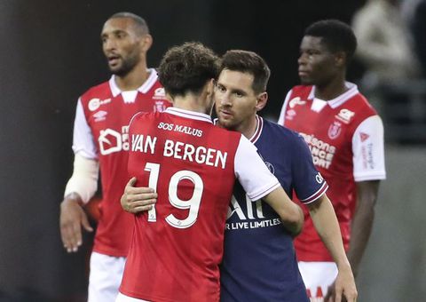 Debuterende Mitchell van Bergen wilde shirtje Lionel Messi: 'Maar hij wilde het zelf houden'