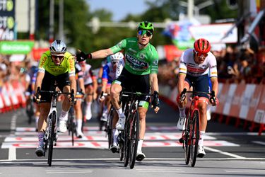 🎥 | Sam Bennett sprint opnieuw naar winst in laatste Nederlandse Vuelta-etappe, rode trui blijft bij Jumbo-Visma