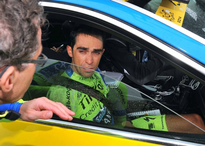 Contador breekt scheenbeen bij valpartij