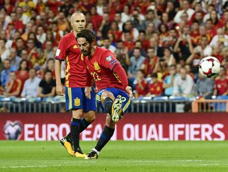 Isco zet Spanje op voorsprong met heerlijke vrije trap (video)