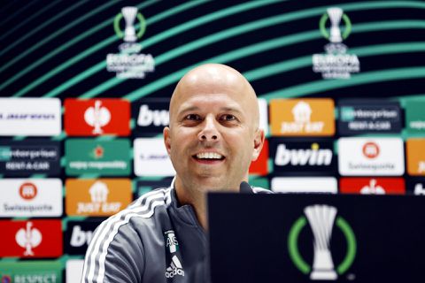 Arne Slot wil ook bij de return in Marseille gewoon aanvallen: 'We zijn hier om de finale te halen'