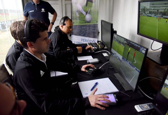 FIFA bevestigt WK-primeur: 'Bij iedere wedstrijd een videoscheidsrechter'