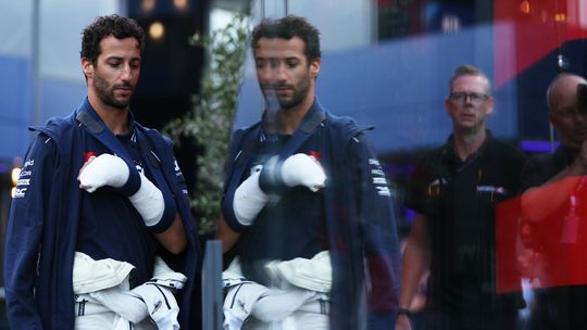 Daniel Ricciardo reageert op knullige crash: 'Het was of Piastri of de muur'