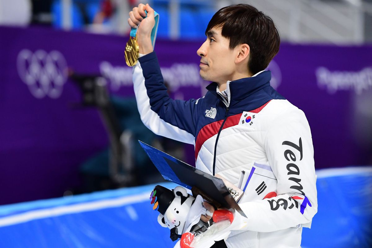Dikke schorsing voor Koreaanse schaatskampioen Lee na het slaan van teamgenoten
