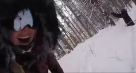 Hamilton rollebolt in de sneeuw met de prachtige Lindsey Vonn (video)
