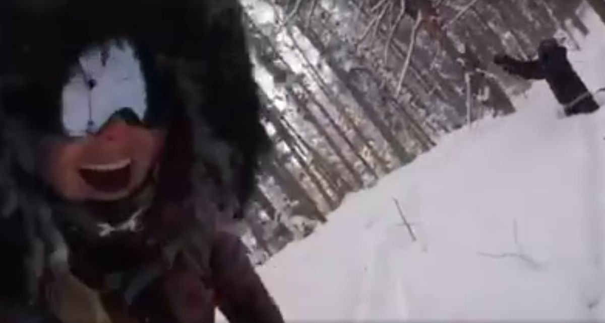 Hamilton rollebolt in de sneeuw met de prachtige Lindsey Vonn (video)