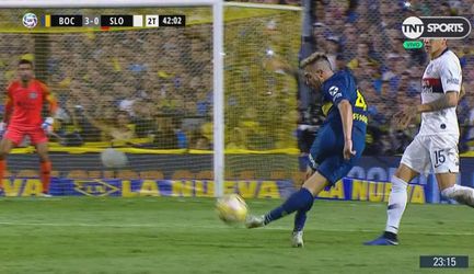 HUH?! Boca Juniors-speler doet een rabona en krijgt geel (video)