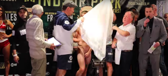 Noord-Ierse bokser staat poedelnaakt op weging nadat handdoekje wegvalt (video)
