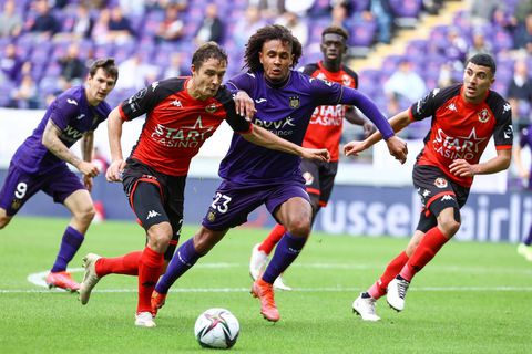 Anderlecht wint met Hoedt en debuterende Zirkzee makkelijk van promovendus