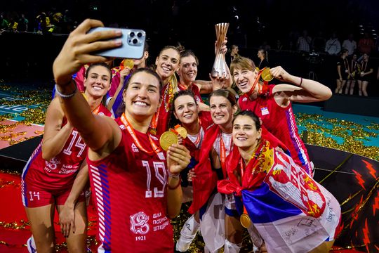 Volleybalsters Servië vieren feest in Apeldoorn met 2e wereldtitel op rij