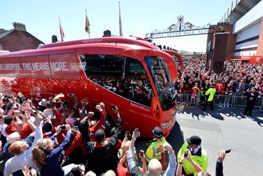Huldiging! Liverpool-selectie zondagmiddag met open bus door de stad