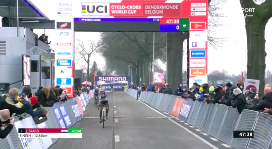 🎥 | Wereldkampioene Lucinda Brand wint wereldbeker in Dendermonde