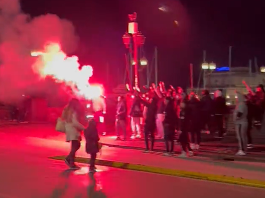 🎥 | Weinig slaap voor AC Milan: Napolitanen maken hele nacht lawaai buiten hotel
