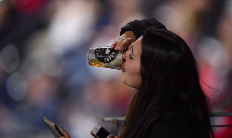 Sexy baseball-chick krijgt bal in haar bierglas en gooit 'm gelijk achterover (video)