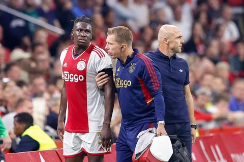 Geblesseerd uitgevallen Bassey met Ajax mee naar Liverpool voor CL-clash