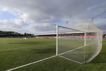 Hupakee, weg ermee! Almere City FC trekt kunstgras uit de grond