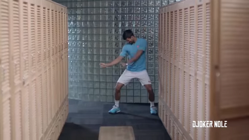 LOL! Dansende Djokovic gaat helemaal uit z'n dak (video)
