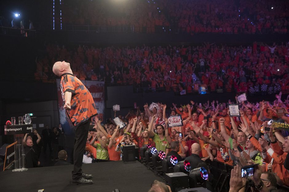 Van Barneveld bevestigt: 'Ik zat vol emotie, maar ik stop pas na het WK'