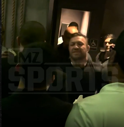 Video: Conor McGregor leidt vrouw die hem van aanranding beschuldigt naar wc