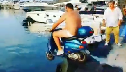 WTF! Balotelli biedt barman 2000 euro om met zijn scooter het water in te rijden (video)