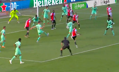 🎥 | Bekijk, oordeel zelf en stem! Was de penalty van Feyenoord tegen PSV terecht?